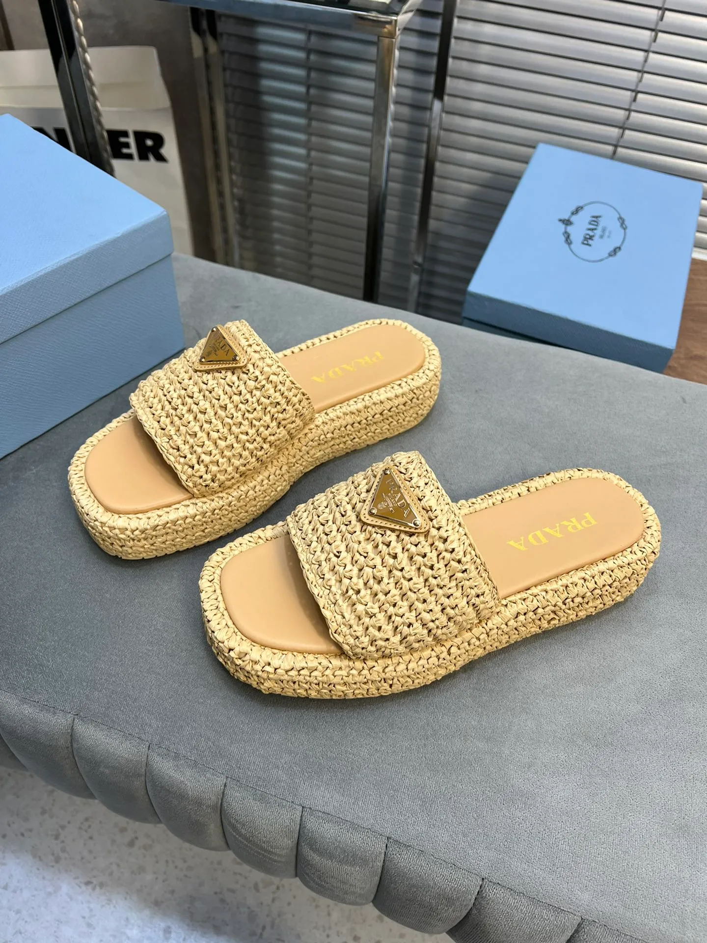 👟👟Ex-factory price 420👟👟 Prada’s new woven shoes and straw slippers! This year's popular straw series, lazy people's must-have slippers, look so good on your feet! ●Material: original uniform grass weave ●Inner padding: sheepskin lining ●Outsole: rubber outsole ●Number of yards: 35～40 (40 41 customized)